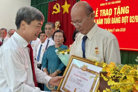 Đồng chí Phạm Văn Chuẩn trao Huy hiệu Đảng tại xã Tân Đông
