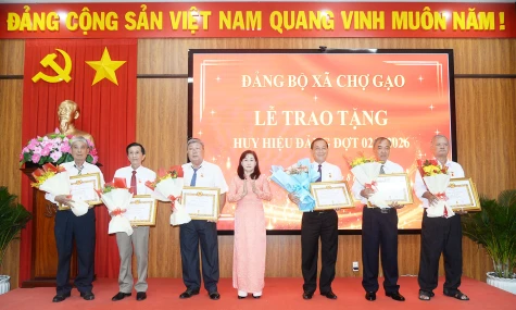 Đồng chí Châu Thị Mỹ Phương trao Huy hiệu Đảng tại xã Chợ Gạo