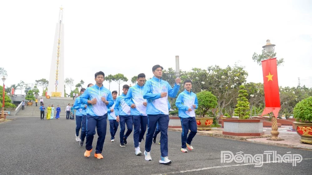 Traditional torch relay held for 1st Dong Thap Provincial Sports Festival 2026