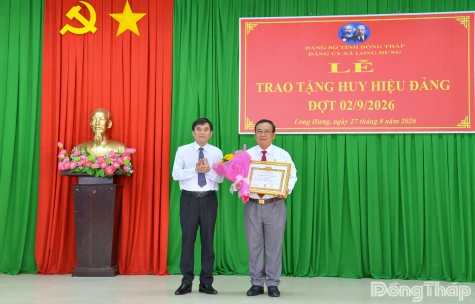 Đồng chí Nguyễn Văn Mười trao Huy hiệu Đảng tại xã Long Hưng