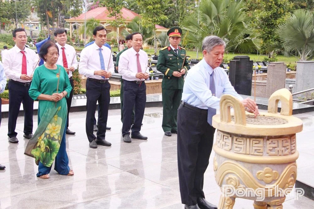 Đồng chí Ngô Chí Cường viếng Nghĩa trang Liệt sĩ và thăm doanh nghiệp tại phường Sa Đéc