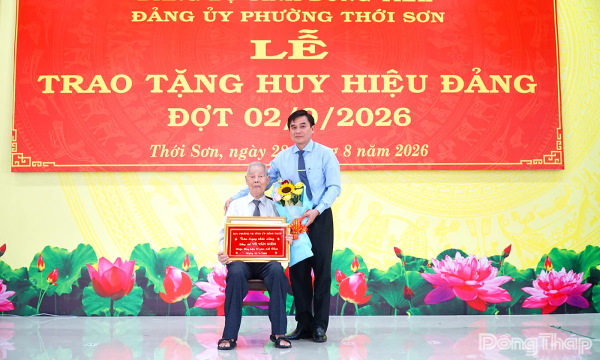 Đồng chí Nguyễn Văn Mười trao Huy hiệu Đảng tại phường Thới Sơn
