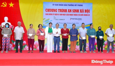 Đồng chí Phan Văn Thắng dự Chương trình trao tặng quà an sinh xã hội tại phường Mỹ Phong