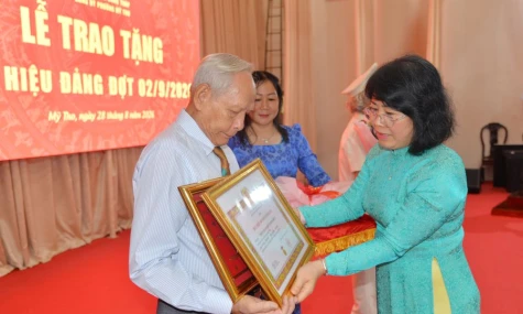Phường Mỹ Tho: Trao Huy hiệu Đảng cho 175 đảng viên