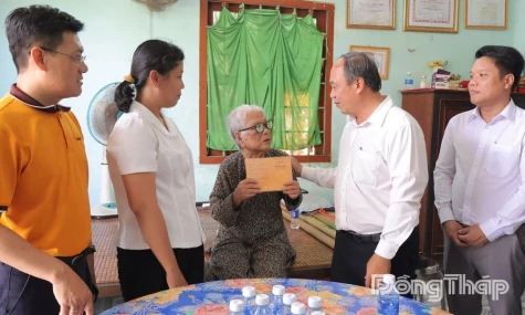 Xã Chợ Gạo: Trao tặng sổ tiết kiệm cho Mẹ Việt Nam Anh hùng Nguyễn Thị Chung