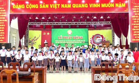 Xã Vĩnh Bình: Tặng 190 phần quà, suất học bổng cho học sinh có hoàn cảnh khó khăn