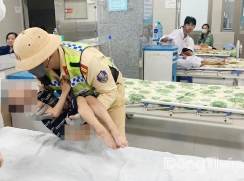 Cảnh sát giao thông đưa bé trai bị sốt cao, co giật cấp cứu kịp thời