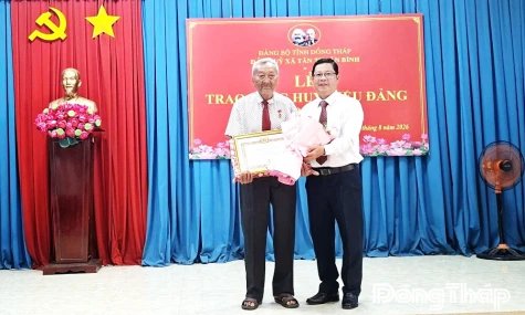 Đồng chí Trần Thanh Nguyên trao Huy hiệu Đảng tại xã Tân Thuận Bình