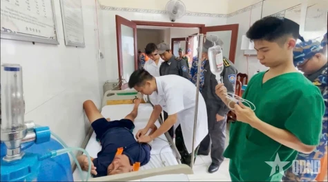 Kịp thời cấp cứu 32 ngư dân gặp nạn trên biển
