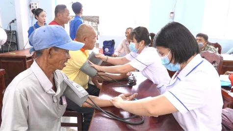Xã Lai Vung: Khám bệnh, tặng quà cho người dân có hoàn cảnh khó khăn