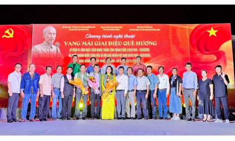 Chương trình nghệ thuật “Vang mãi giai điệu quê hương”