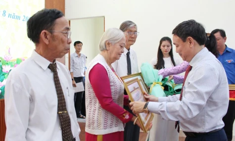 Trao tặng Huy hiệu Đảng: Ghi nhận sự cống hiến kiên trung của các thế hệ đảng viên
