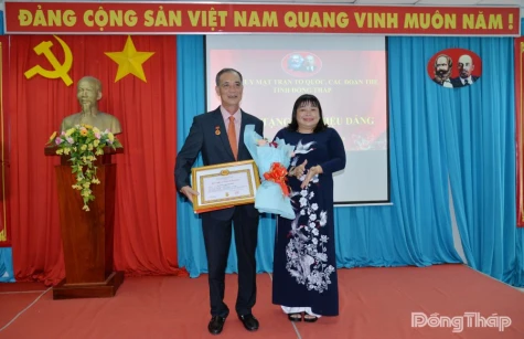 Trao Huy hiệu 35 năm tuổi Đảng cho đồng chí Nguyễn Thanh Hiền