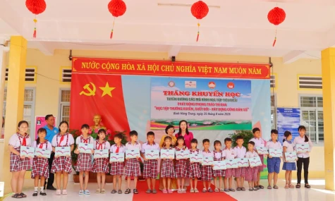 Cùng nâng bước học sinh đến trường