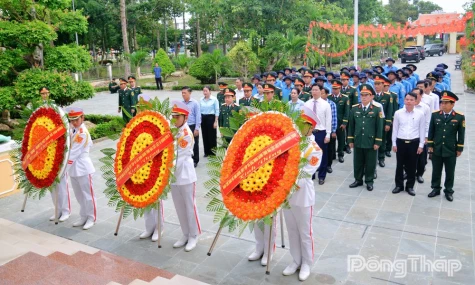 Viếng Đền thờ Liệt sĩ Tân Hồng trước khi xuất quân thực hiện tìm kiếm, quy tập hài cốt liệt sĩ hy sinh tại Campuchia