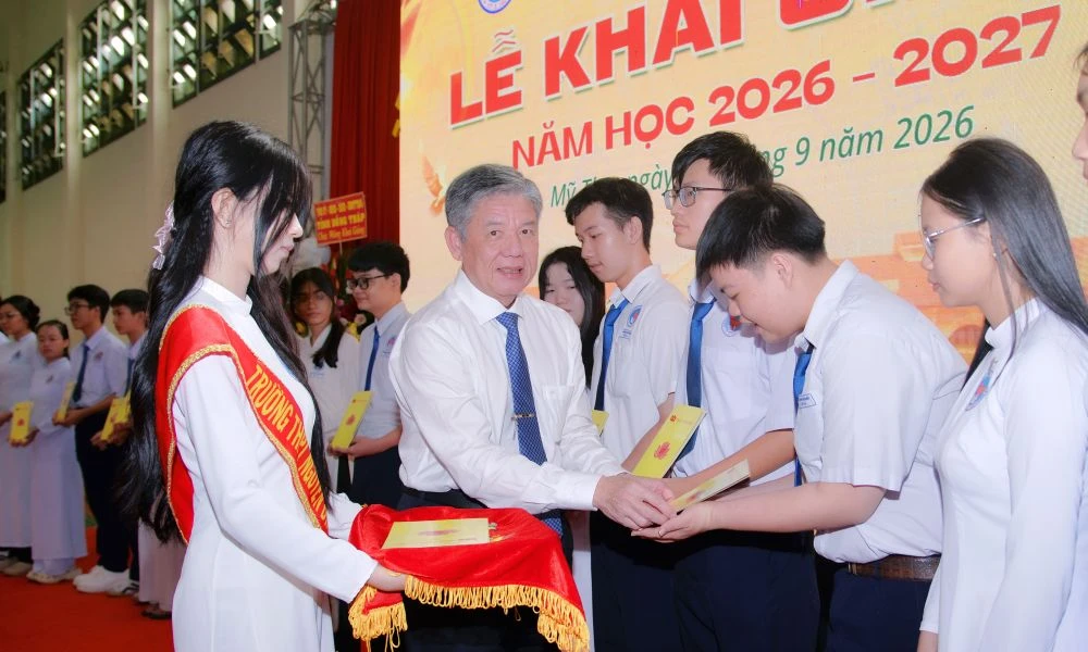 Bí thư Tỉnh ủy Ngô Chí Cường dự Lễ khai giảng năm học mới tại Trường THPT Nguyễn Đình Chiểu