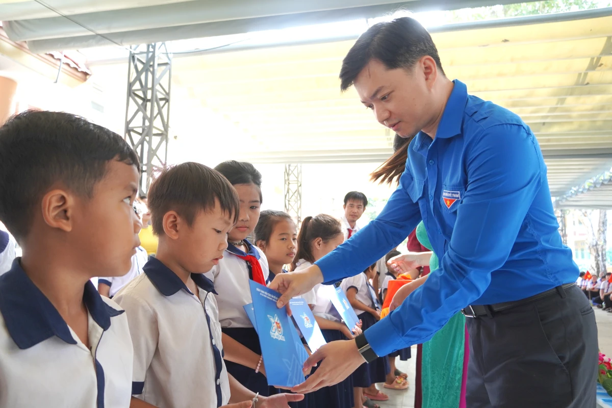 Đồng chí Nguyễn Minh Triết và đồng chí Phạm Thành Ngại dự Lễ khai giảng năm học mới tại Trường Tiểu học và THCS Tân Hộ Cơ