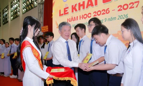 Bí thư Tỉnh ủy Ngô Chí Cường dự Lễ khai giảng năm học mới tại Trường THPT Nguyễn Đình Chiểu