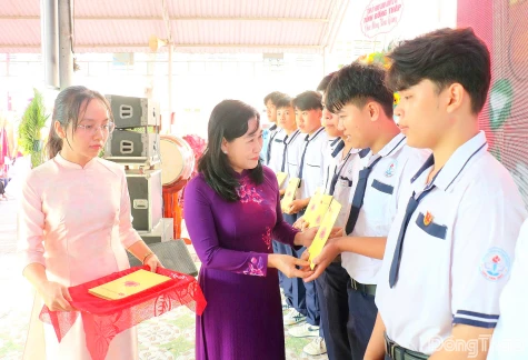 Đồng chí Châu Thị Mỹ Phương dự khai giảng năm học 2026 - 2027 tại Trường THPT Lưu Tấn Phát