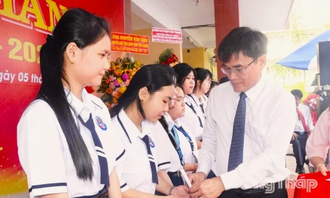 Phó Bí thư Tỉnh ủy Nguyễn Văn Mười dự khai giảng năm học mới tại Trường THPT Chợ Gạo
