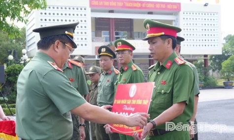 Khen thưởng đột xuất tập thể, cá nhân có thành tích xuất sắc trong đấu tranh phòng, chống tội phạm