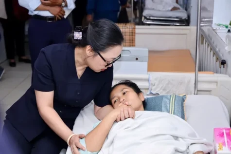 Bộ trưởng Bộ Giáo dục và Đào tạo tặng Bằng khen cô giáo cứu học sinh bị xe tải cán