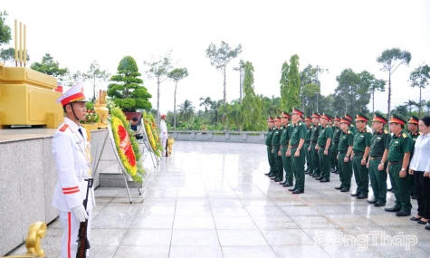 Ban Chỉ đạo 515 Quốc gia viếng Nghĩa trang Liệt sĩ Tiền Giang