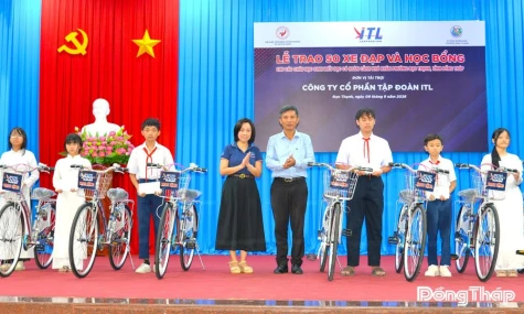 Phường Đạo Thạnh: Trao  xe đạp và học bổng cho học sinh có hoàn cảnh khó khăn