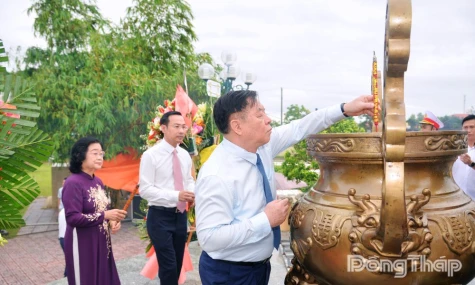 General Nguyen Trong Nghia Pays Tribute at Go Cong Martyrs Cemetery and National Hero Truong Dinh Temple