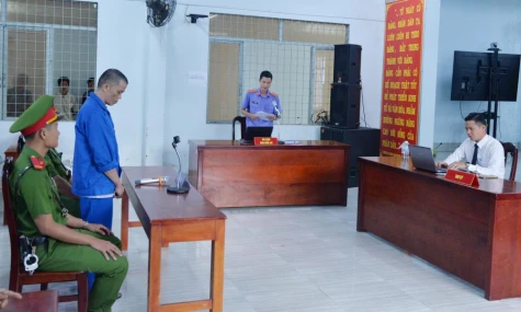 Tuyên phạt 4 năm 6 tháng tù bị cáo dùng dao khống chế Thẩm phán, Thư ký tòa