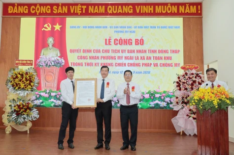 Đồng chí Trần Thanh Nguyên trao Quyết định công nhận phường Mỹ Ngãi là xã An toàn khu