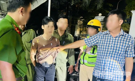 Cảnh sát giao thông phát hiện đối tượng tàng trữ vũ khí quân dụng