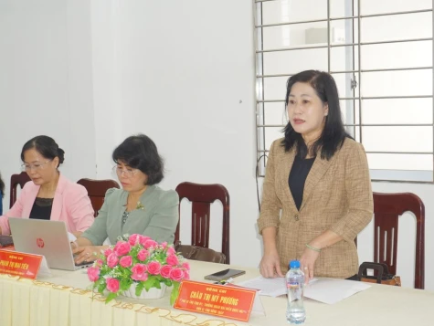 Đồng chí Châu Thị Mỹ Phương làm việc với Ban Thường vụ Đảng ủy xã Đốc Binh Kiều