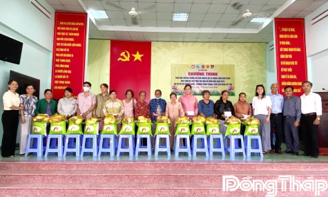 Xã Vĩnh Hựu: Tặng 100 phần quà cho hộ nghèo, hộ cận nghèo, hộ có hoàn cảnh khó khăn, học sinh mồ côi