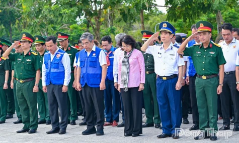 Đoàn công tác Chương trình “Vì biển đảo quê hương, vì tuyến đầu Tổ quốc” tổ chức các hoạt động tại Côn Đảo