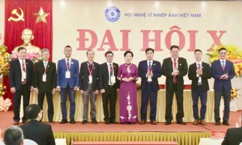 Nghệ sĩ nhiếp ảnh Trần Thị Thu Đông tái đắc cử Chủ tịch Hội Nghệ sĩ Nhiếp ảnh Việt Nam