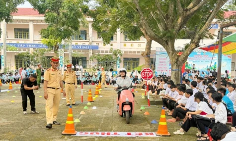 Đồng Tháp: Trang bị cho học sinh "biết luật" và "biết cách lái xe an toàn"