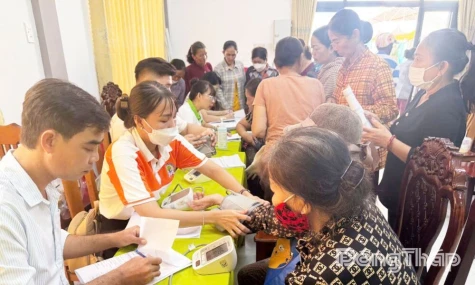 Chăm lo sức khỏe phụ nữ, trẻ em vùng biên giới