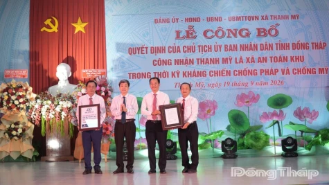 Đồng chí Phạm Văn Chuẩn trao Quyết định công nhận xã Thanh Mỹ là xã An toàn khu