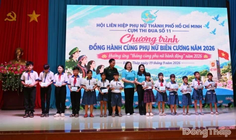 Trao 140 phần quà, học bổng trong Chương trình “Đồng hành cùng Phụ nữ biên cương”