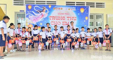 Ấm áp Chương trình “Trung thu cho em” tại xã Long Định