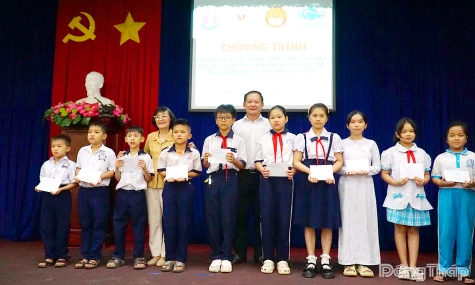 Đồng Tháp: Trao 418 suất học bổng cho học sinh có hoàn cảnh khó khăn