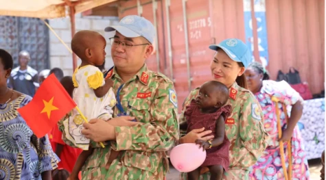 Lực lượng mũ nồi xanh Việt Nam chia sẻ khó khăn với trẻ em ở Nam Sudan