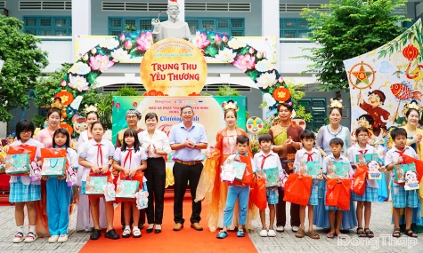 Trao 100 phần quà trung thu cho trẻ em có hoàn cảnh khó khăn