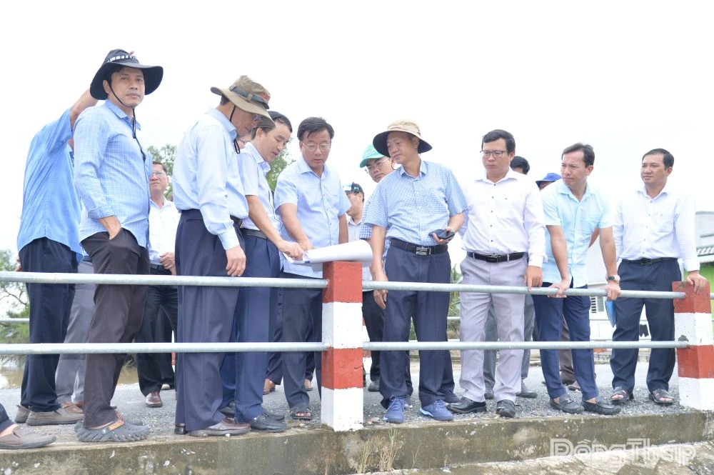 Đồng chí Nguyễn Phước Thiện khảo sát Dự án chuyển nước ngọt về Gò Công