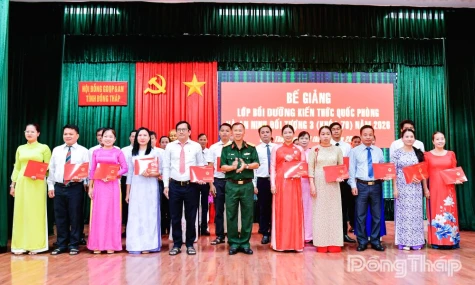 Đồng Tháp: Bế giảng lớp Bồi dưỡng kiến thức quốc phòng và an ninh cho cán bộ đối tượng 3