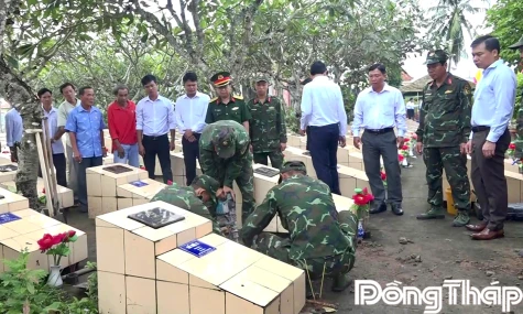 Đồng Tháp: Lấy mẫu hài cốt liệt sĩ tại Nghĩa trang Liệt sĩ Gò Công Tây