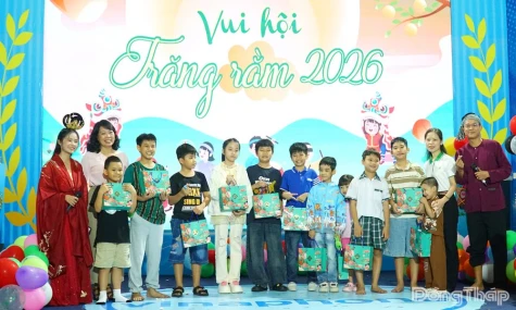 Báo và phát thanh, truyền hình Đồng Tháp tổ chức trung thu cho các em thiếu nhi