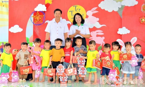 Children in the Border Areas Celebrate Mid-Autumn Festival