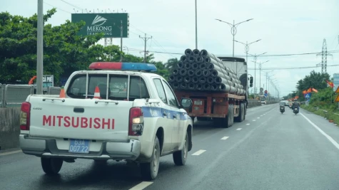 Phạt gần 80 triệu đồng vì xe chở cọc bê-tông quá tải trọng